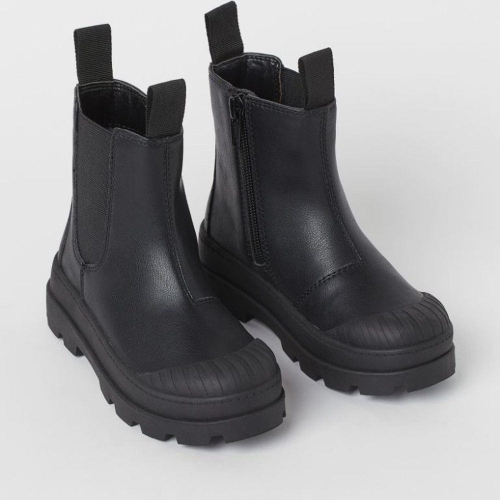 SOLD 🏷️ H&M • toddler Chelsea Boots